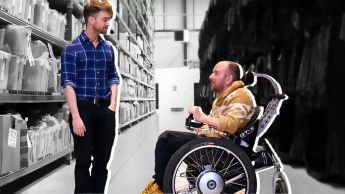 #descricaodaimagem #pratodosverem foto de Daniel Radcliffe e David Holmes, que está na cadeira de rodas.