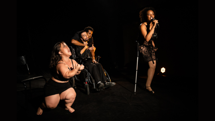 #descricaodaimagem #pratodosverem foto de uma cena da peça 'Meu corpo está aqui', que tem no elenco artistas com deficiência.