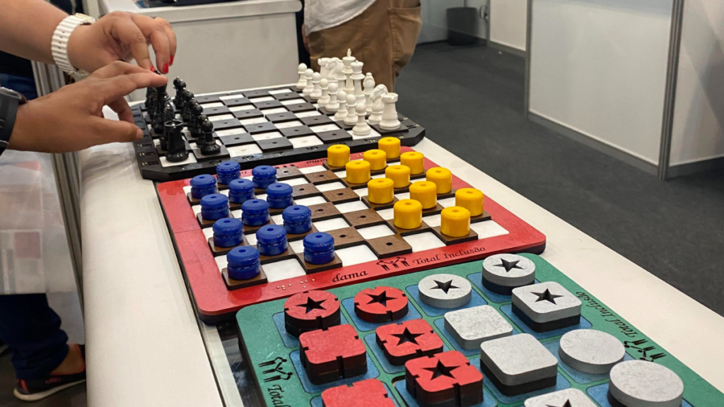 #descricaodaimagem #pratodosverem foto de jogos adaptados para pessoas cegas, em exposição na Reatech 2023.