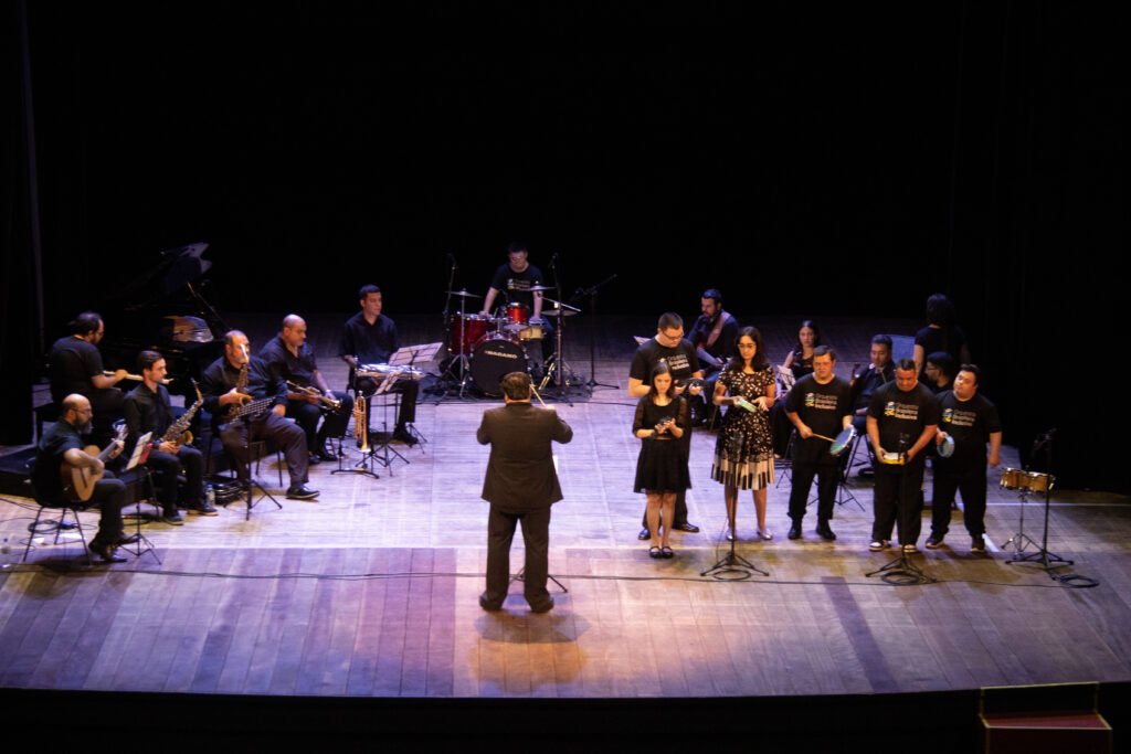 #descricaodaimagem #pratodosverem foto da apresentação da orquestra 'Concerto natural'.