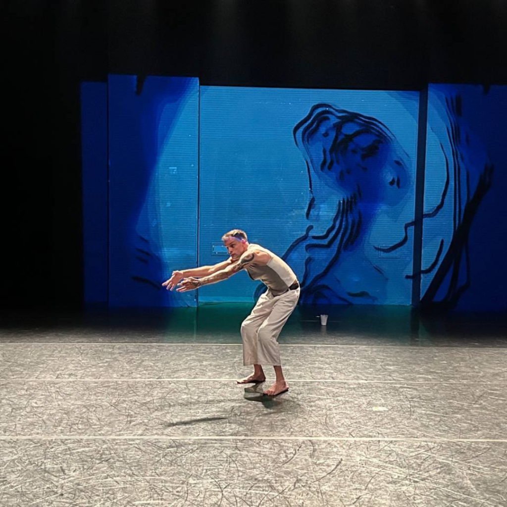 #descricaodaimagem #pratodosverem foto de uma cena da apresentação de dança 'Canto dos malditos'.