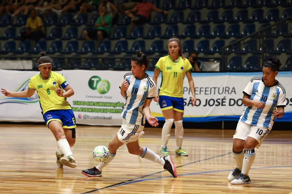 #descricaodaimagem #pratodosverem foto das jogadoras durante partida entre Brasil e Argentina.