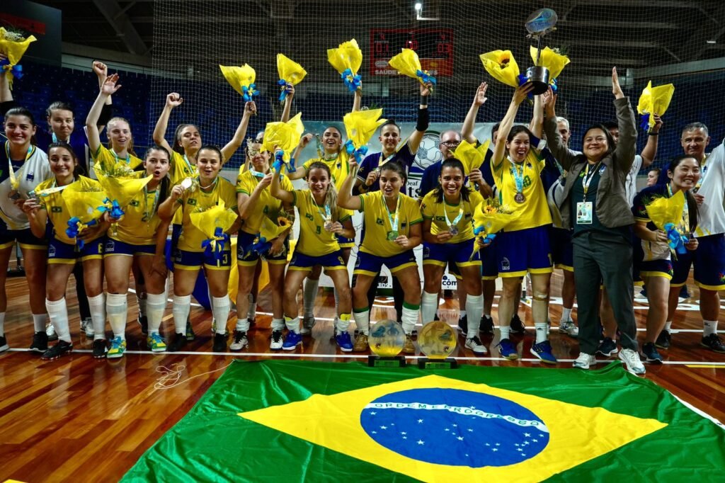 #descriçãodaimagem #pratodosverem foto das atletas da seleção feminina do Brasil com a presidente da CBDS.