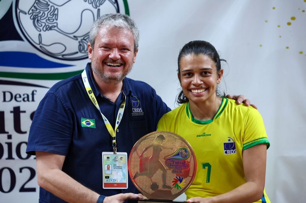 #descriçãodaimagem #pratodosverem foto do coordenador de esportes da CBDS com a atleta Suzana Alves.