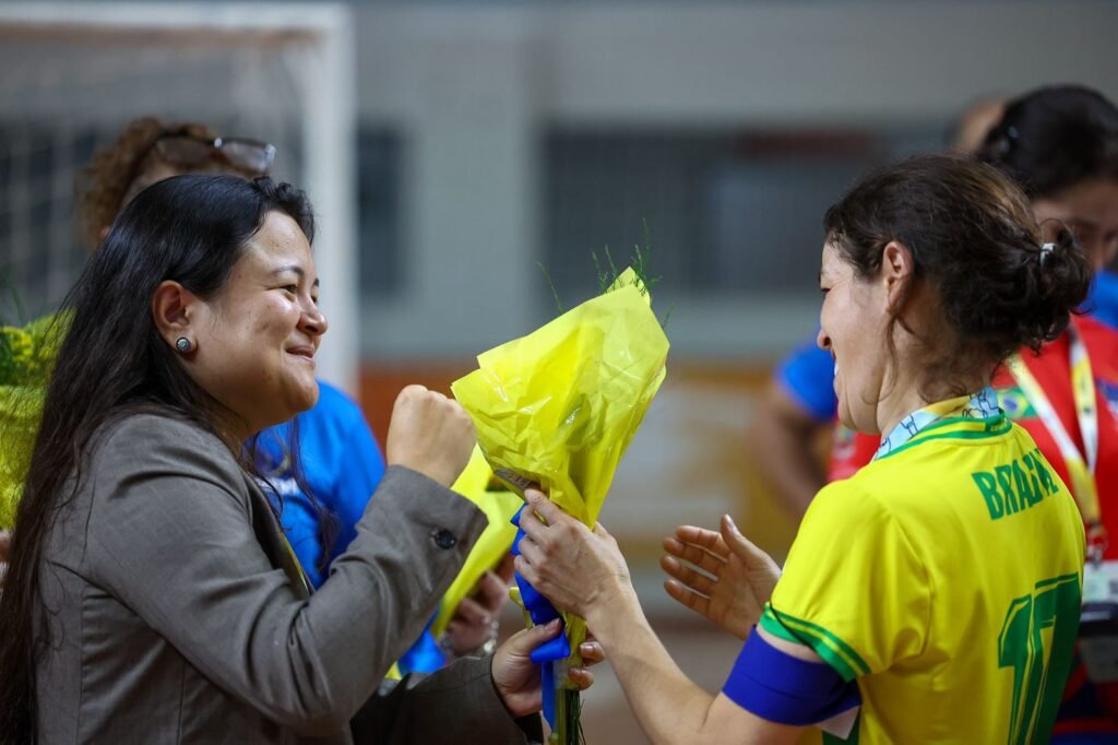 #descriçãodaimagem #pratodosverem foto da presidente da CBDS com a atleta Vanderleia Barbosa.