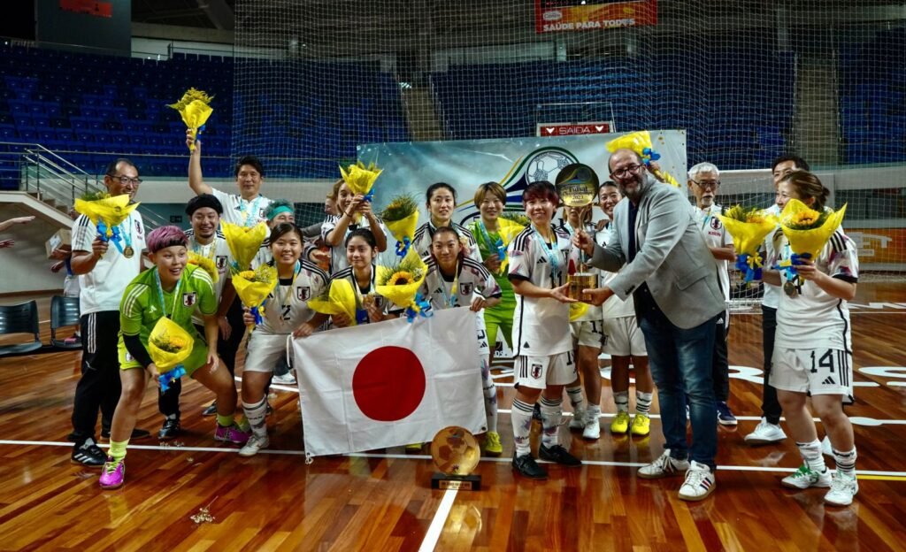 #descricaodaimagem #pratodosverem Rosario de Caro entregou o troféu de campeão à Seleção Masculina do Irã