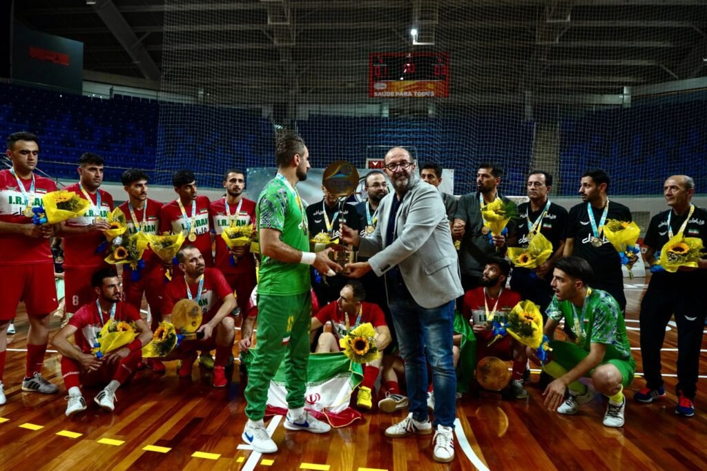 #descricaodaimagem #pratodosverem a Seleção Feminina do Japão recebeu o troféu das mãos de Rosario De Caro, diretor de Futsal do ICSD