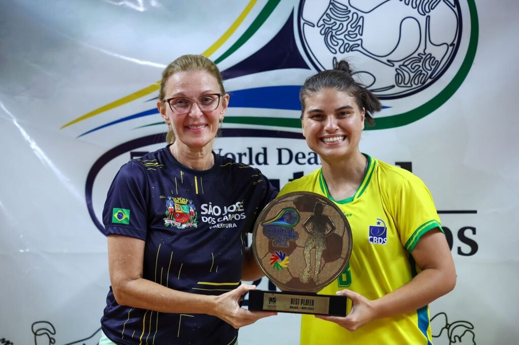 #descriçãodaimagem #pratodosverem foto da secretária de Esportes com a atleta Laelen Brizola.