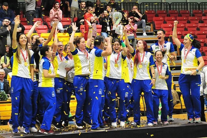 #descricaodaimagem #pratodosverem foto das jogadoras da Seleção Feminina de Futsal do Brasil durante conquista do título no Mundial de 2019.