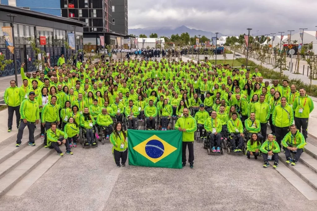 #descriçãodaimagem #pratodosverem foto da delegação brasileira que disputou o Parapan de Santiago.