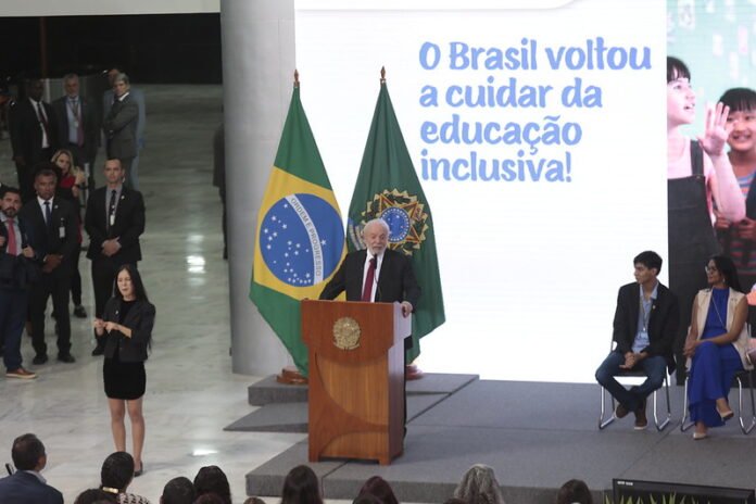 #descricaodaimagem #pratodosverem foto do palco do evento de lançamento do plano nacional.