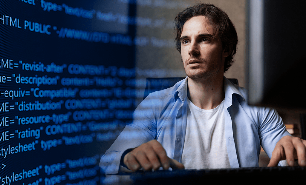 #descricaodaimagem #pratodosverem foto de um homem branco de cabelos castanhos. Ele está usando um computador. Atrás dela aparece a imagem de linhas de códigos.