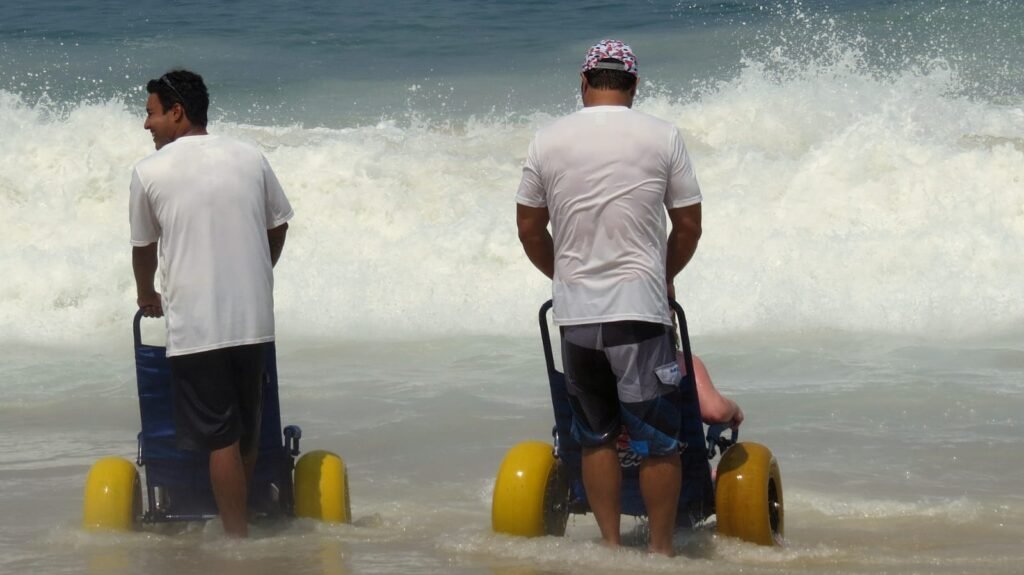 foto de duas pessoas no mar, com cadeira anfíbia.