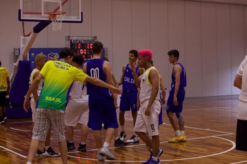 #descriçãodaimagem #pratodosverem foto de uma partida de basquete.