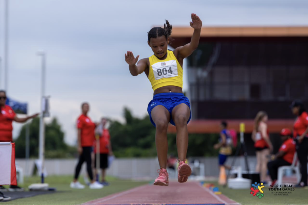 #descriçãodaimagem #pratodosverem foto da atleta Evillyn durante prova de salto em distância.
