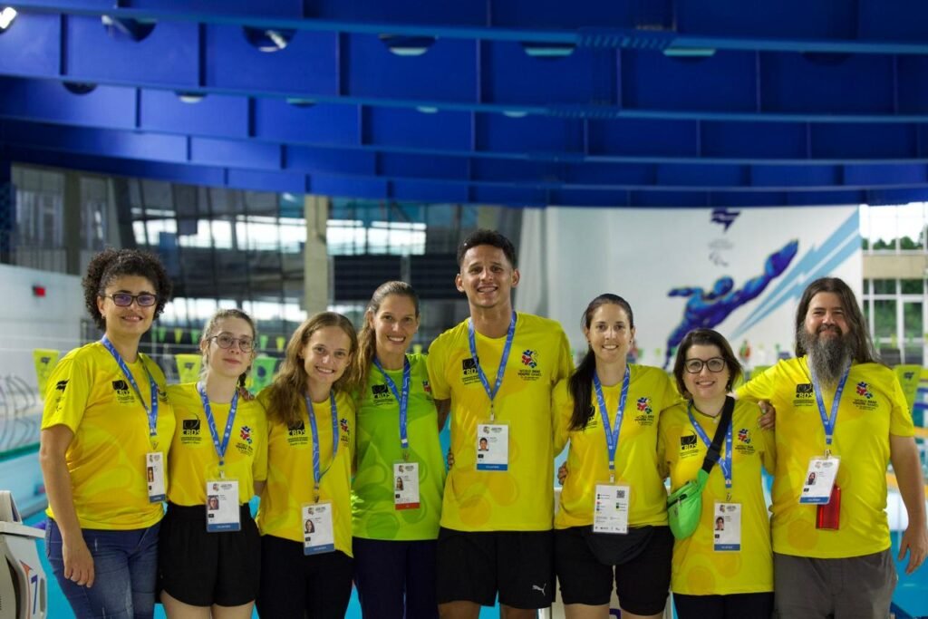 #descriçãodaimagem #pratodosverem foto dos voluntários dos Jogos Mundiais da Juventude Surda.