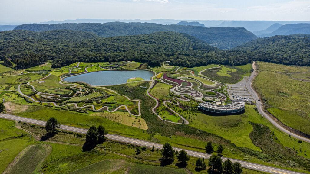 #descriçãodaimagem #pratodosverem imagem aérea do Mátria Parque de Flores.