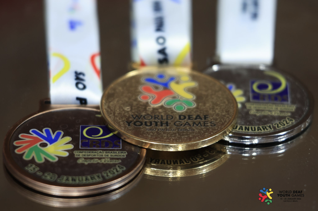 #descriçãodaimagem #pratodosverem foto de close das medalhas do Mundial.