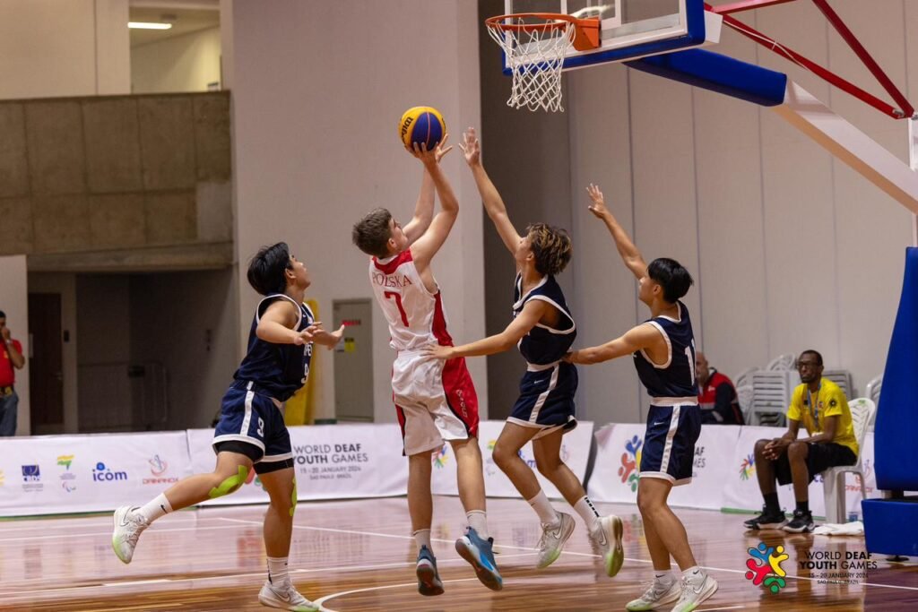 #descriçãodaimagem #pratodosverem foto de uma partida de basquete.