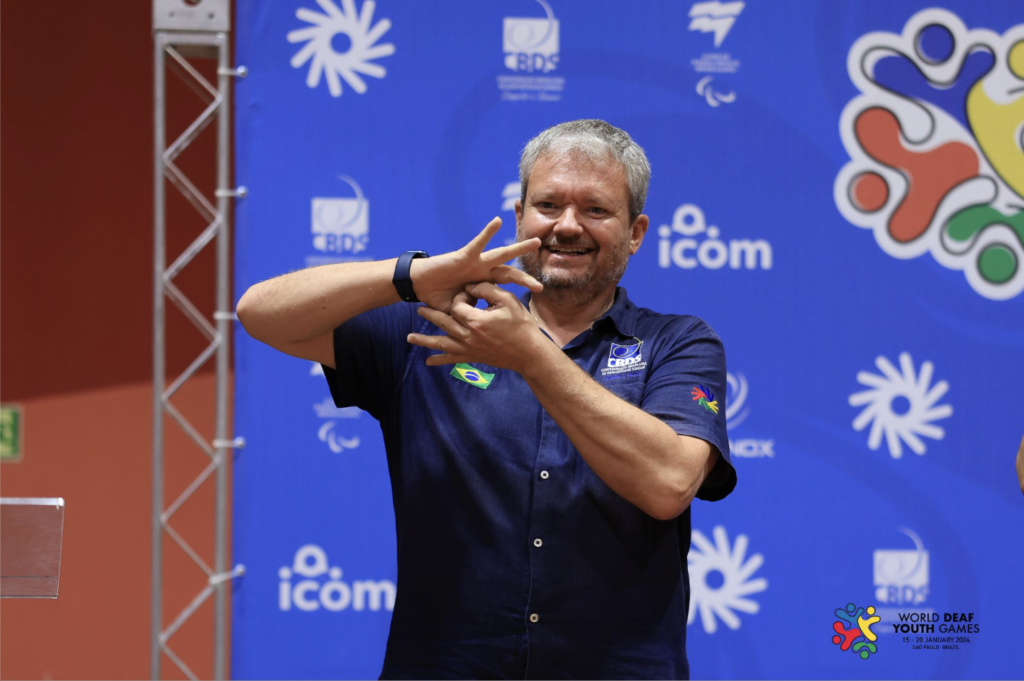 #descriçãodaimagem #pratodosverem foto de Paulo Vieira durante discurso. Ele é um homem branco com cabelos brancos.