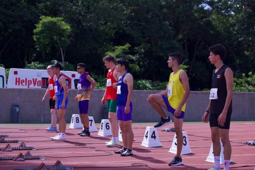 #descriçãodaimagem #pratodosverem foto dos atletas durante prova de atletismo.