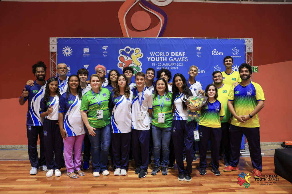 #descriçãodaimagem #pratodosverem foto da presidente da CBDS, Diana Kyosen, com os atletas e membros da comissão técnica do Brasil nos Jogos Mundiais da Juventude Surda.