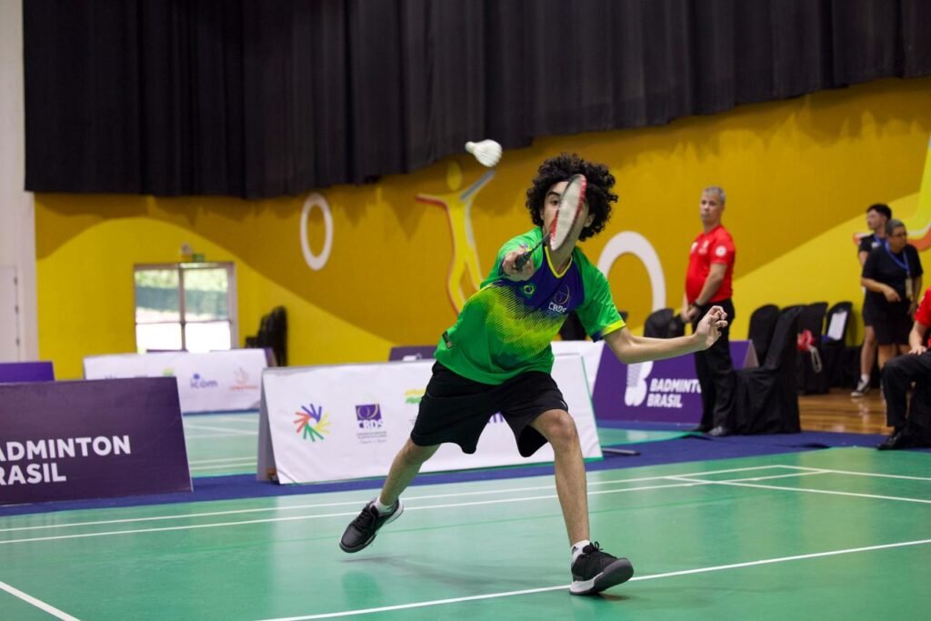 #descriçãodaimagem #pratodosverem foto de um atleta de badminton.