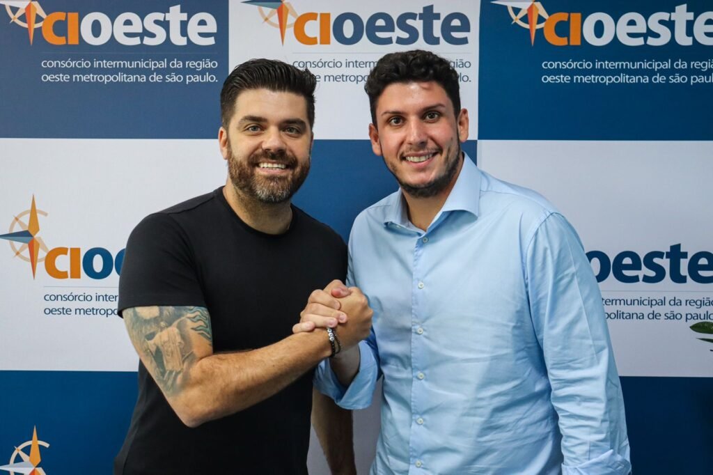 #descriçãodaimagem #pratodosverem foto de Danilo Joan com o deputado Rafael Saraiva.