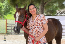 #descriçãodaimagem #pratodosverem foto da equoterapeuta Eliane ao lado de um cavalo marrom.