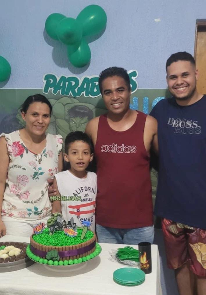 #descriçãodaimagem #pratodosverem foto de Francisca com o filho Nicollas, o marido e seu outro filho.