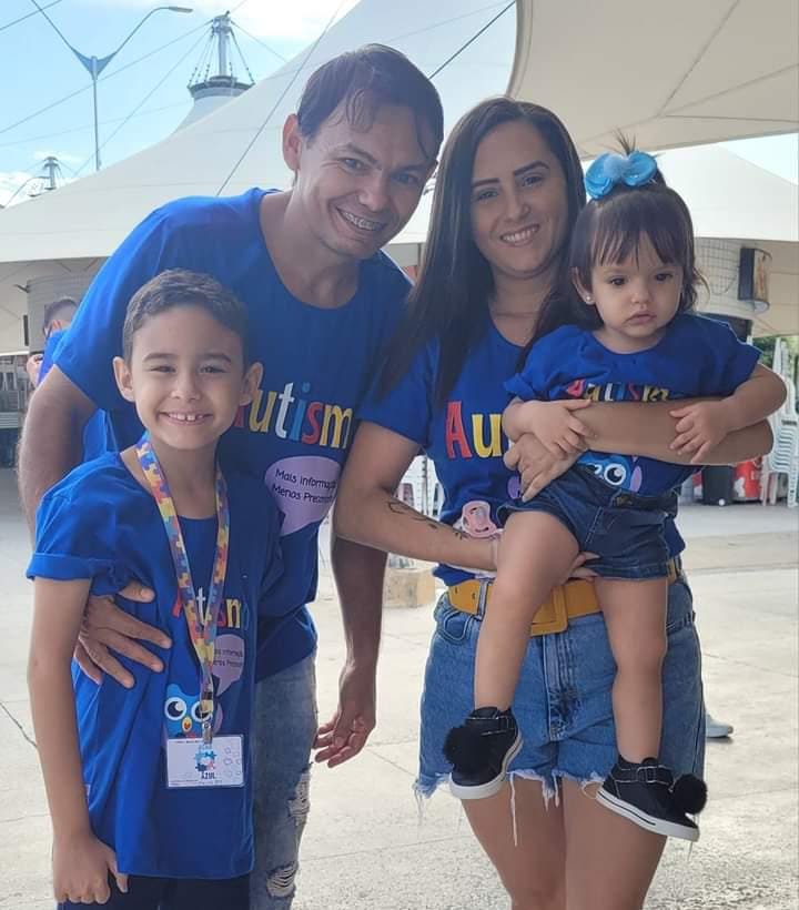 #descriçãodaimagem #pratodosverem foto de Joanilson com sua mulher e seus filhos.