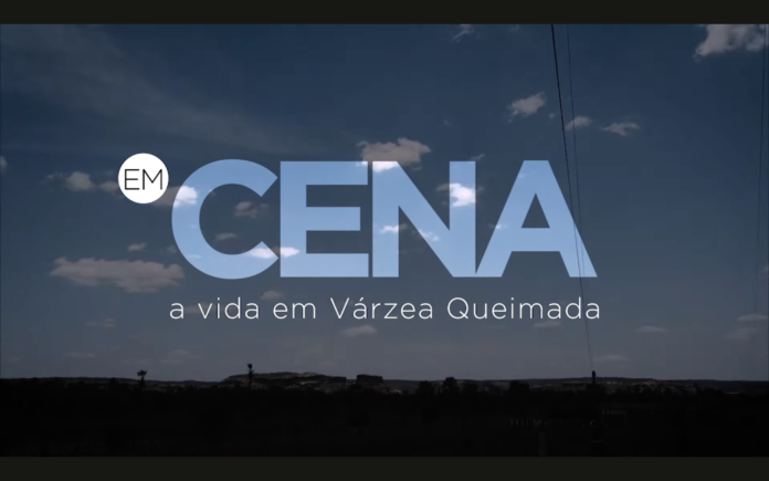 #descriçãodaimagem #pratodosverem imagem de reprodução do documentário. Nela está uma imagem do horizonte da cidade e o nome do do documentário está o nome: Em cena - a vida em Várzea Queimada.