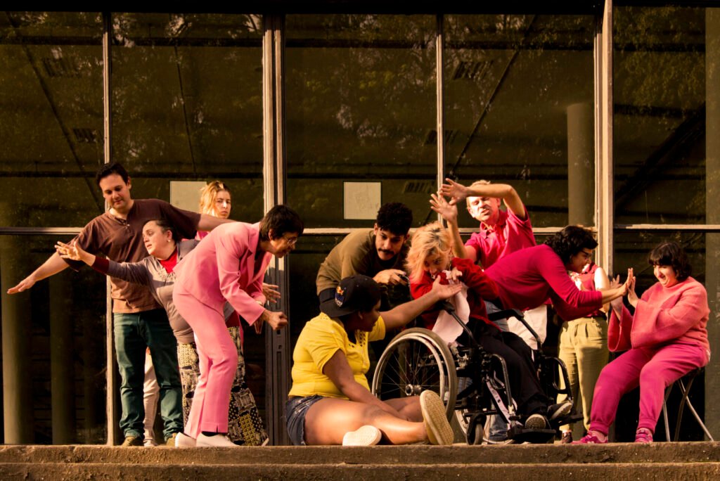 #descriçãodaimagem #pratodosverem foto de uma atividade do curso 'Processos de criação em Performance'.