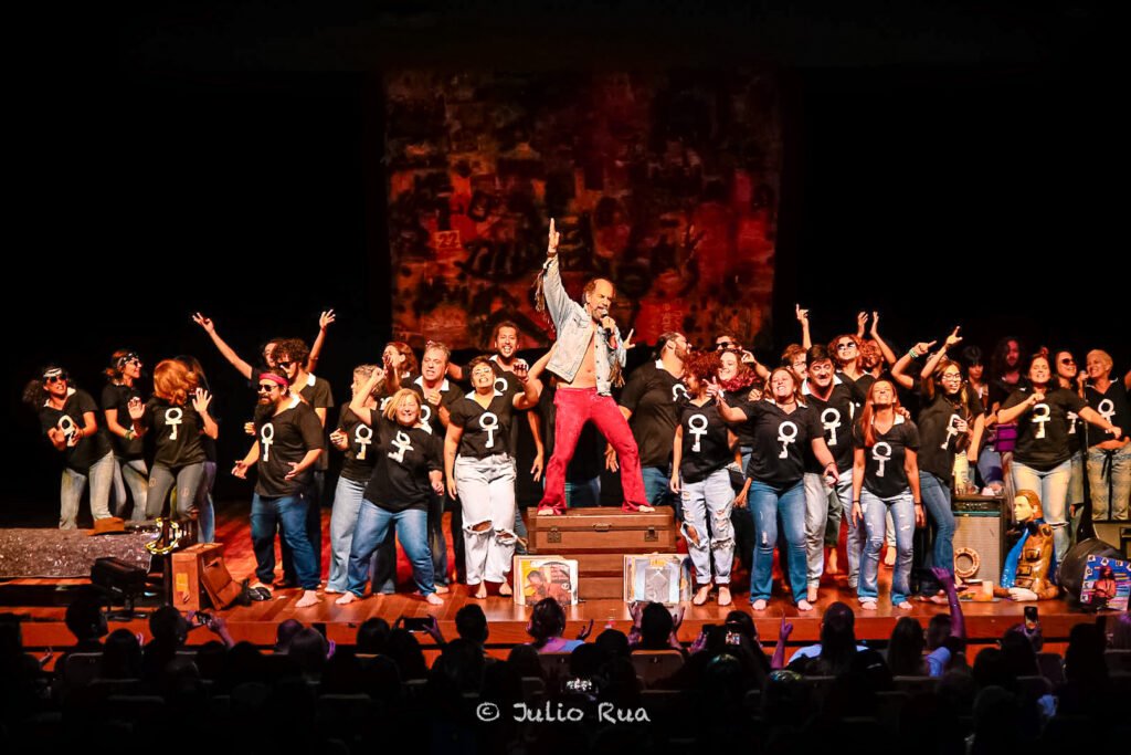 #descriçãodaimagem #pratodosverem foto de uma cena da peça Raul Fora da Lei.