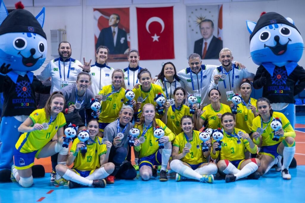 #descriçãodaimagem #pratodosverem foto da delegação de futsal feminino na Winter Deaflympics.