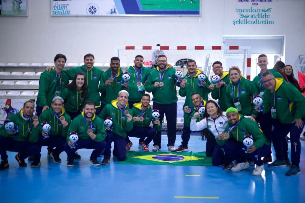 #descriçãodaimagem #pratodosverem foto da delegação de futsal masculino na Winter Deaflympics.
