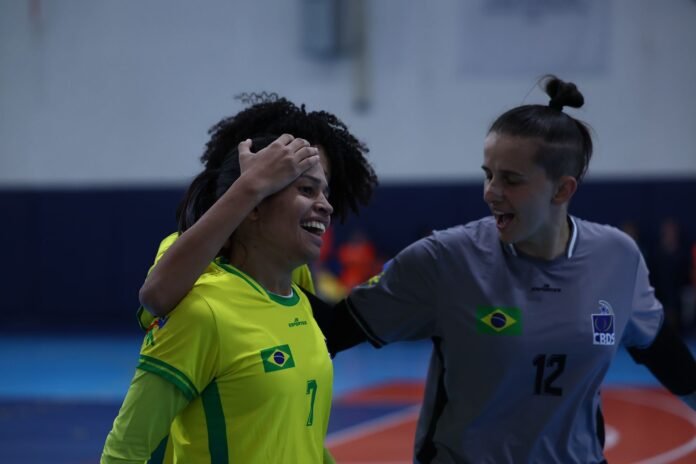 #descriçãodaimagem #pratodosverem foto das atletas do Brasil durante a partida contra a Grâ-Bretanha.