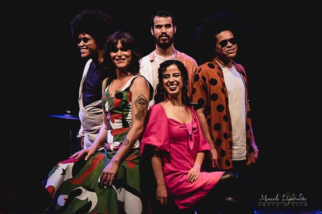 #descriçãodaimagem #pratodosverem foto de Sara Bentes com a banda.