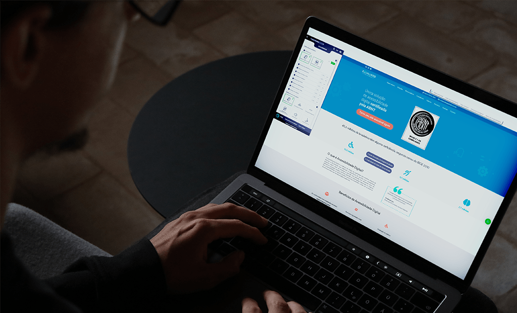 #descriçãodaimagem #pratodosverem foto de um homem usando um notebook, que está na página do site da Equalweb Brasil. 