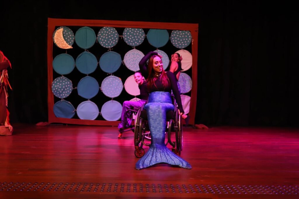 #descriçãodaimagem #pratodosverem foto da dançarina Ariane durante performance de dança.