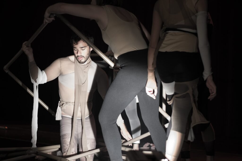 #descriçãodaimagem #pratodosverem foto do dançarino Icaro durante performance de dança.