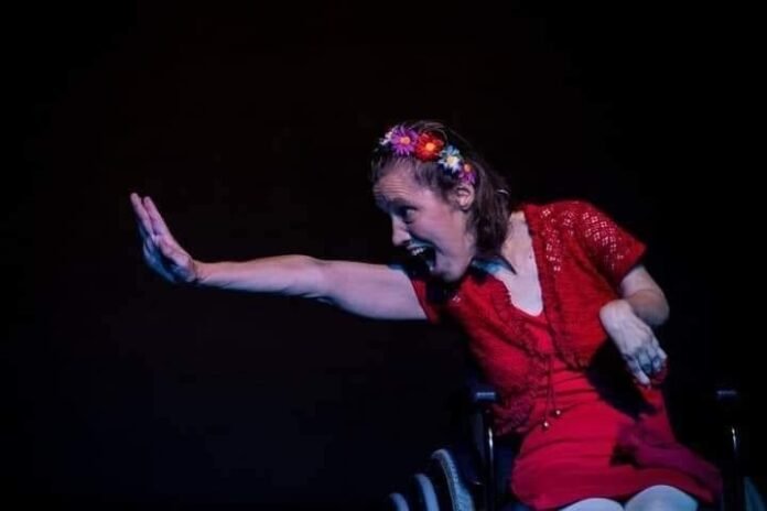#descriçãodaimagem #pratodosverem foto da dançarina Leda Maria durante performance de dança.