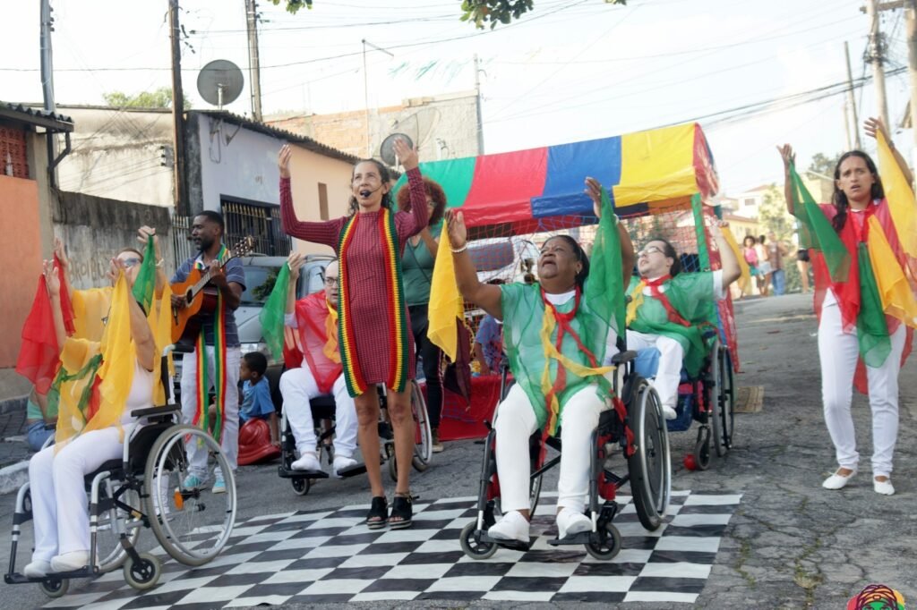 #descriçãodaimagem #pratodosverem foto da dançarina Nair durante performance de dança.