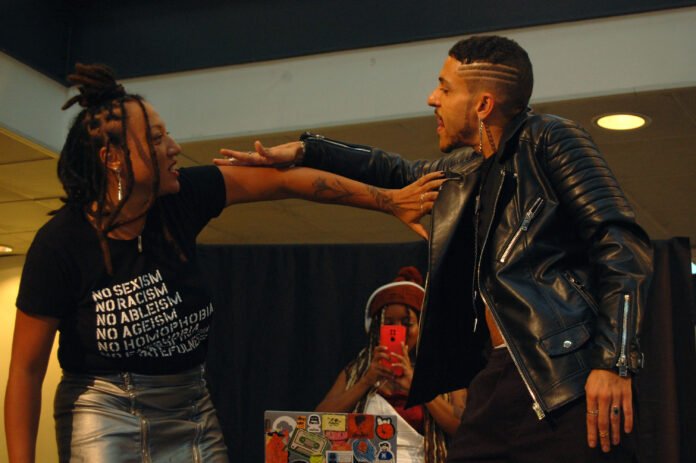 #descriçãodaimagem #pratodosverem foto de uma batalha do Slam do Corpo.