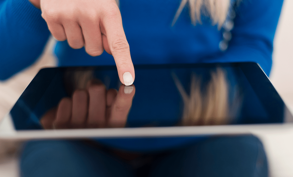 #descriçãodaimagem #pratodosverem foto de uma mão feminina mexendo em um tablet.
