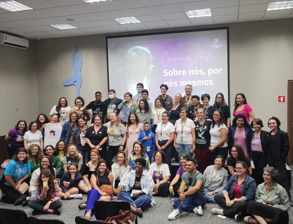 #descriçãodaarte #pratodosverem foto dos participantes da Convenção Atípica.