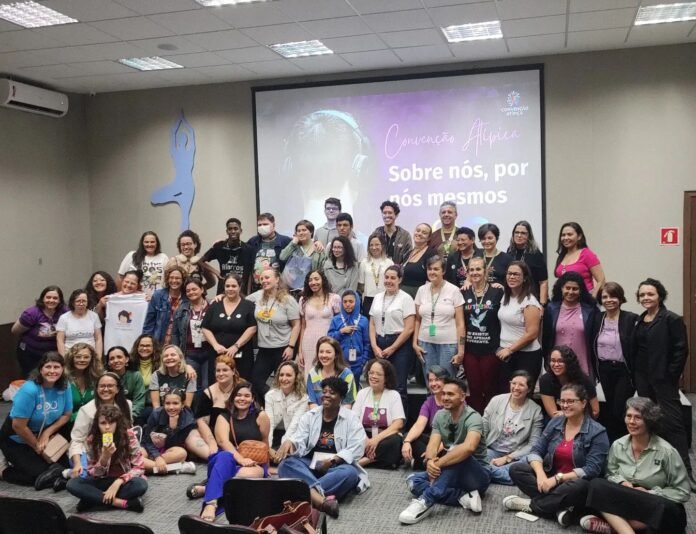 #descriçãodaarte #pratodosverem foto dos participantes da Convenção Atípica.