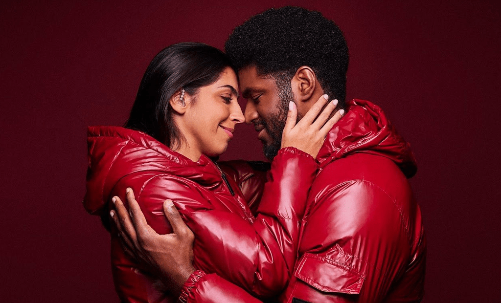 #descriçãodaimagem #pratodosverem foto de um casal abraçado.