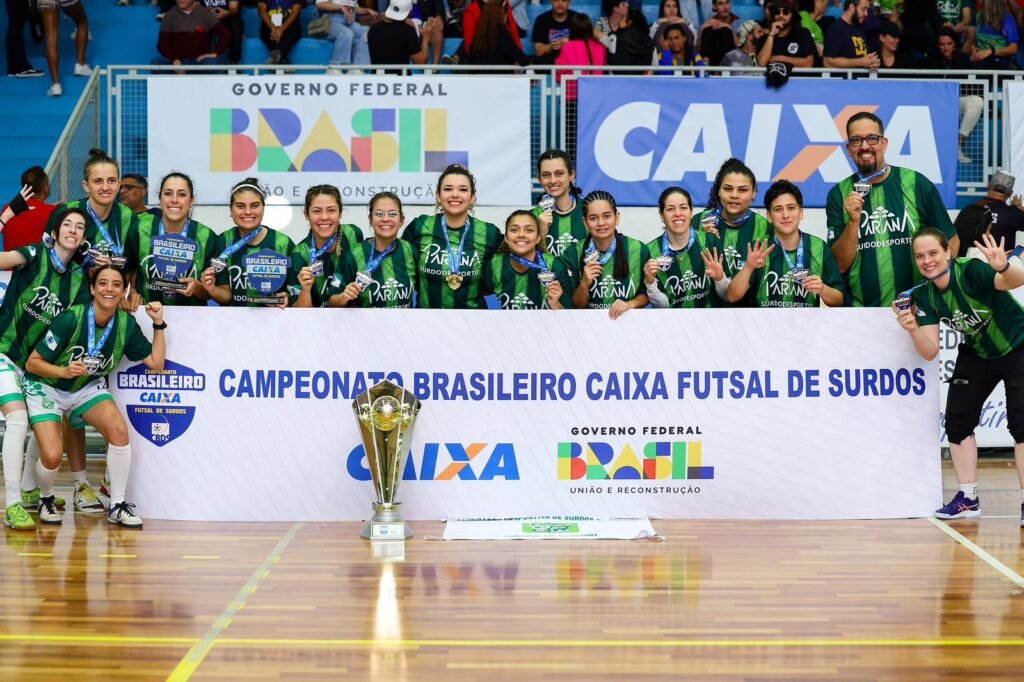 #descriçãodaimagem #pratodosverem foto da equipe do Paraná, campeã no Feminino.