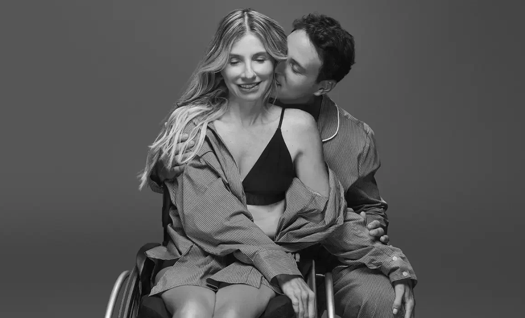 #descriçãodaimagem #pratodosverem foto de um casal, formado por um homem e uma mulher. Ela com cabelos longos, soltos e claros, ele com cabelos curtos e castanhos. Ele abraça ela por trás e ela segura as pernas dele.